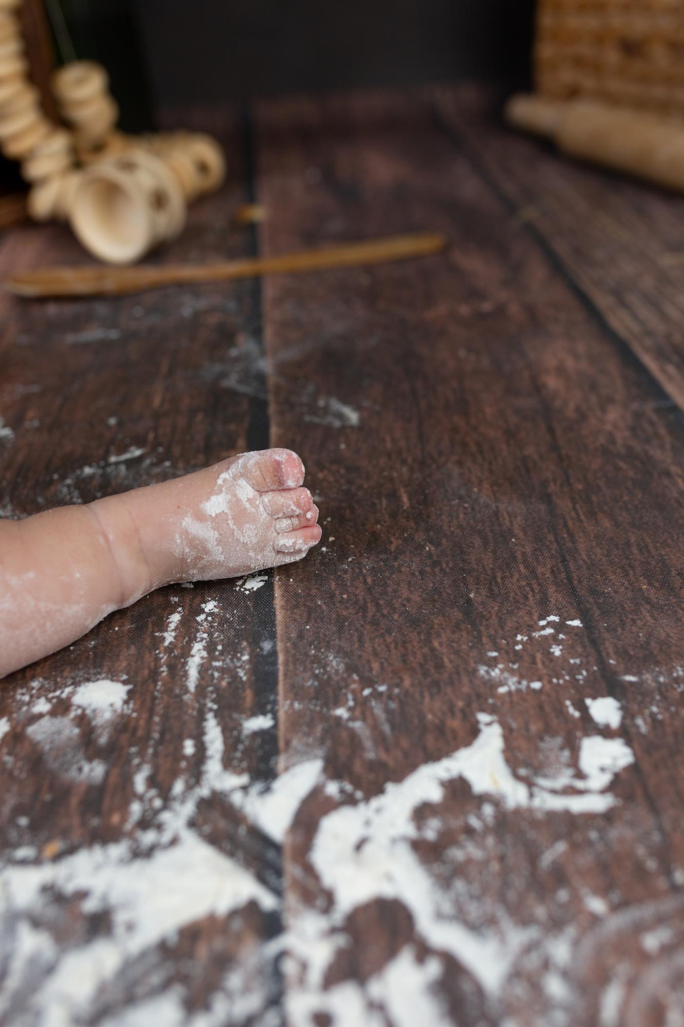 Ręce formujące ciasto na drewnianym blacie